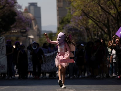 Una niña corre durante la marcha del 8 de marzo en Ciudad de México.