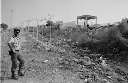 Un soldado vigila uno de los puntos de la doble valla de "impermeabilización" de Melilla en 1998, para evitar la entrada de inmigrantes en situación irregular.