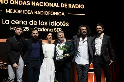 Aimar Bretos con el equipo de "La cena de los idiotes" de Hora 25, con su Ondas a mejor idea radiofónica.