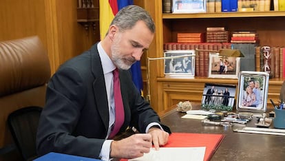 Felipe VI firma el nombramiento de Pedro Sánchez como presidente del Gobierno.