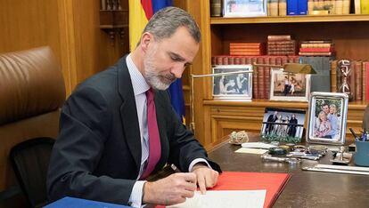 Felipe VI firma el nombramiento de Pedro Sánchez como presidente del Gobierno.