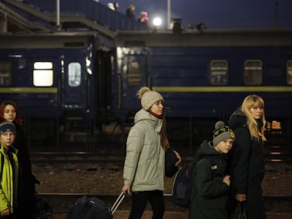 Un grupo de refugiados ucranios a su llegada a Chelm (Polonia).