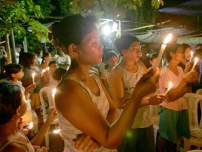 Familiares y vecinos del conductor filipino participaron ayer en una vigilia para pedir su liberación.