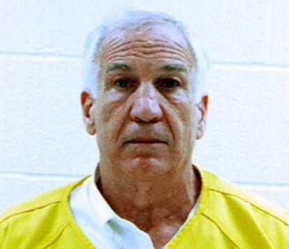 Jerry Sandusky, acusado de abusar sexualmente de 10 estudiantes de la Universidad de Pensilvania