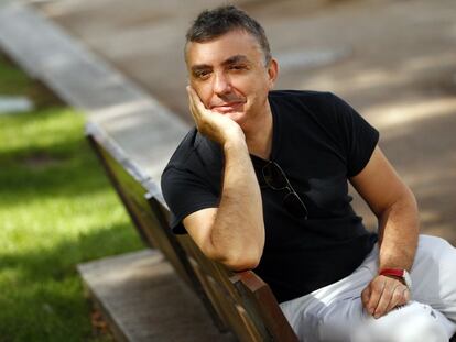 Manuel Vilas: “Hay que sacar la poesía de las catacumbas”