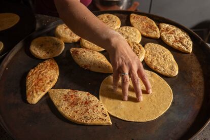 Gorditas, tlacoyos y tortillas en el comal del restaurante.