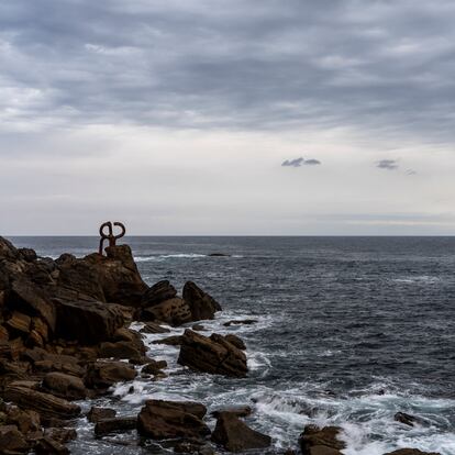 Amanecer en el ‘Peine del Viento’, la gran obra de Eduardo Chillida, en San Sebastián. 