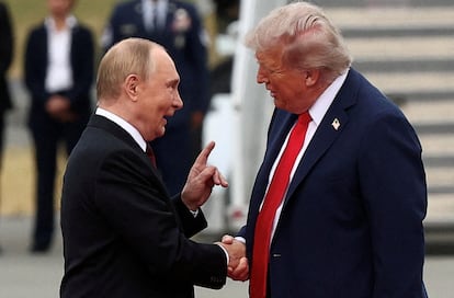 El presidente de EE UU, Donald Trump, estrechaba este viernes su mano con su homólogo ruso, Vladímir Putin, en Alaska.