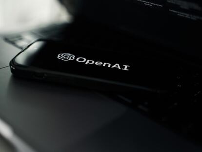 Teléfono con logotipo de OpenAI