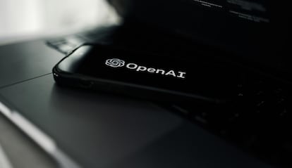 Teléfono con logotipo de OpenAI