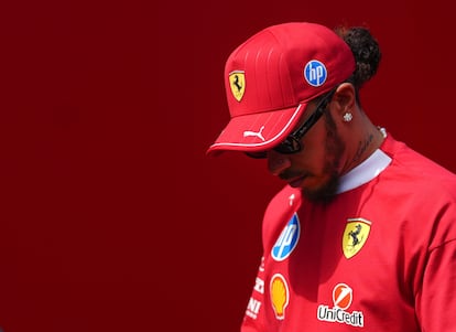 Lewis Hamilton, cabizbajo, a su llegada a Hungaroring para la clasificación este sábado.