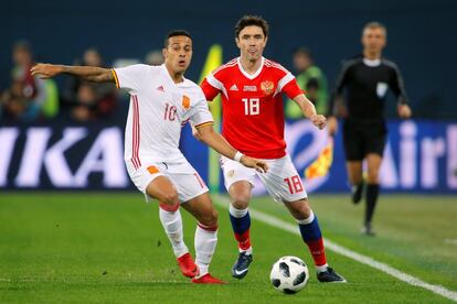 El jugador ruso Yuri Zhirkov junto al español Thiago Alcántara, en una acción del partido.