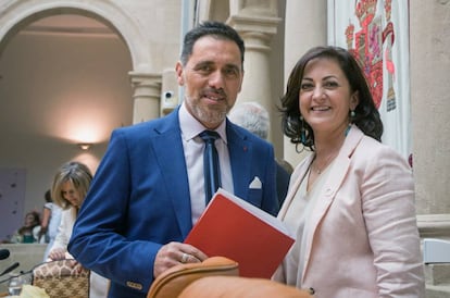Jesús María García, presidente del Parlamento de La Rioja, junto a Concha Andreu, candidata del PSOE a la presidencia de la comunidad.