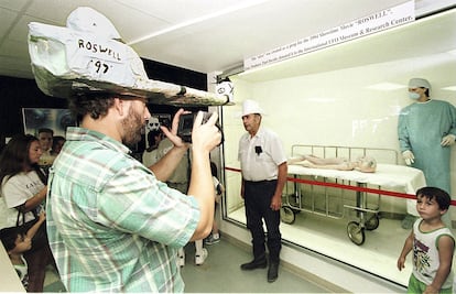 Recreaciones de los alienígenas de plástico que protagonizaron aquel vídeo con la supuesta autopsia de los extraterrestres de Roswell.