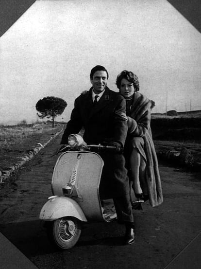 Los actores Sara Montiel y Raf Vallone sobre una moto Vespa.