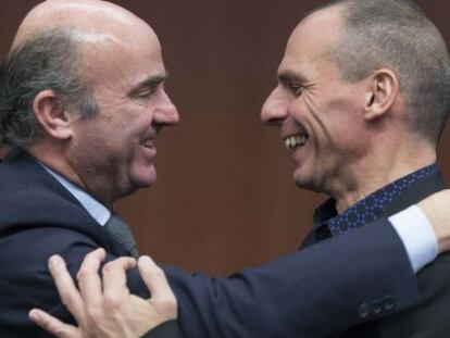 El ministro de Econom&iacute;a, Luis de Guindos, se saluda con el minisro de Finanzas de Grecia, Yanis Varufakis en una reuni&oacute;n del Eurogrupo. 