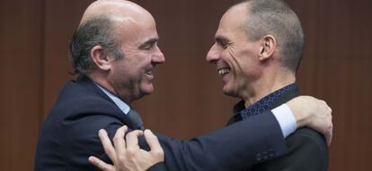 El ministro de Economía, Luis de Guindos, se saluda con el minisro de Finanzas de Grecia, Yanis Varufakis en una reunión del Eurogrupo.