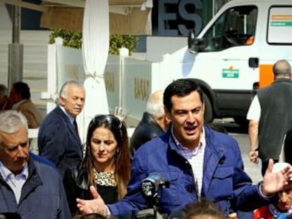 El candidato del PP Juan Manuel Moreno, acompañado de Javier Arenas, a las puertas del mercado de abastos de Almería.