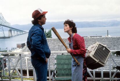 Steve Guttenberg y Ally Sheedy en una escena de ‘Cortocircuito’ (1986).