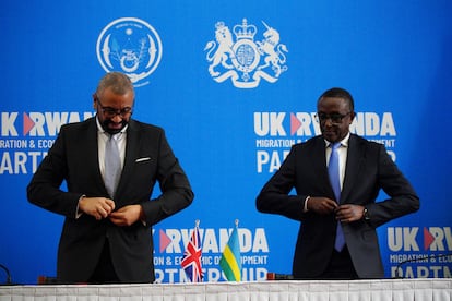 El ministro del Interior británico, James Cleverly, y su homólogo ruandés, Vincent Biruta, durante la comparecencia sobre el nuevo acuerdo migratorio en Kigali, el 5 de diciembre.