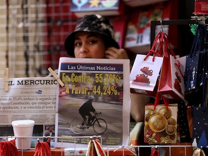 Una mujer vende periódicos con portadas sobre el referéndum, en Santiago de Chile.
