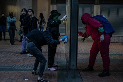 Las manifestantes también exigen que termine la desinformación en empresas prestadoras de salud o entre ginecólogos, que en algunos casos, todavía se niegan a realizar abortos.