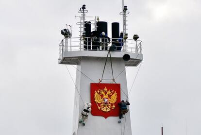 Pevek tiene menos de 6.000 habitantes, pero necesita la energía para la industria minera de la zona, especialmente los yacimientos de oro. En la imagen, dos operarios colocan el escudo de Rusia en el 'Académico Lomonósov'.