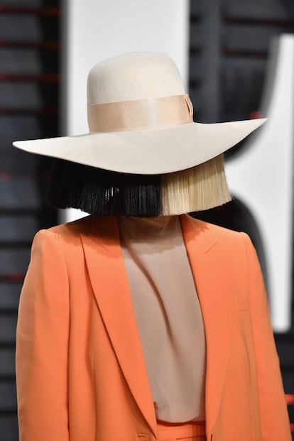 Sia -


La compositora e intérprete de éxitos como Chandelier –que escribió inspirándose en su adicción– estuvo enganchada durante muchos años a los analgésicos y al alcohol. “Hoy cumples ocho años sobria. Te quiero, sigue así. Tú puedes hacerlo”, escribió en la red social Twitter el pasado septiembre, repitiendo así la celebración de un aniversario tan señalado como lo viene haciendo desde 2015. Sia achacó esta etapa vital a una desestabilización producida por la fama, por lo que tomó la decisión de ocultar su rostro de ahí en adelante.