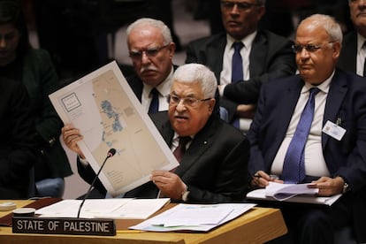 El presidente palestino Mahmoud Abbas sostiene un mapa mientras habla en el Consejo de Seguridad de las Naciones Unidas en Nueva York (EE UU). Abbas utilizó el organismo mundial para denunciar el plan de paz de Estados Unidos entre Israel y Palestina.