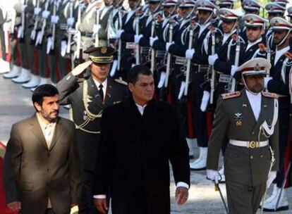 El presidente iraní, Mahmud Ahmadineyad, recibe en Teherán a su homólogo ecuatoriano, Rafael Correa