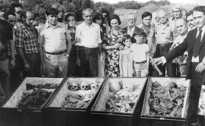Familiares de 29 fusilados en Cervera del Río Alhama muestran los restos recuperados en 1977.