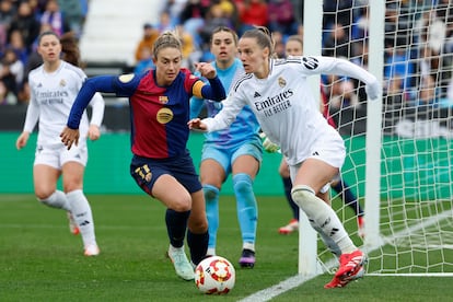 La centrocampista del FC Barcelona Alexia Putellas (i) y Sandie Toletti (d), del Real Madrid, durante la final de la Supercopa femenina de fútbol el 26 de enero de 2025 en el estadio de Butarque en Leganés.