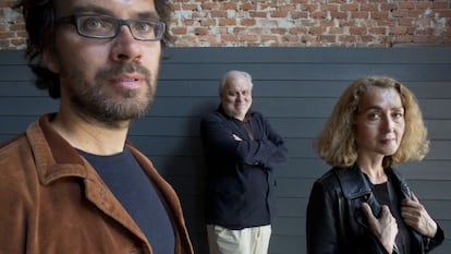 El&iacute;as Le&oacute;n Siminiai, Jos&eacute; Luis L&oacute;pez Linares y Sonia Tercero, en la sede de la Cineteca de Madrid.