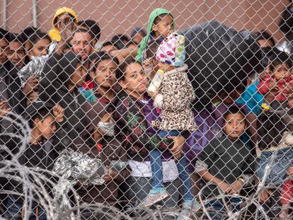 Migrantes dentro de una cerca de un centro de detención improvisado en El Paso, Texas en marzo de 2019.