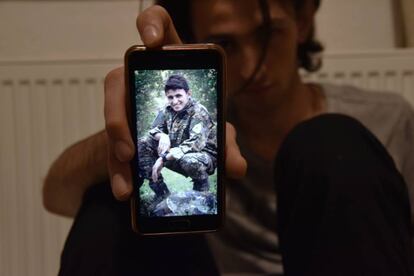 Selam muestra su tristeza tras la videollamada de un amigo que sigue combatiendo en Siria.