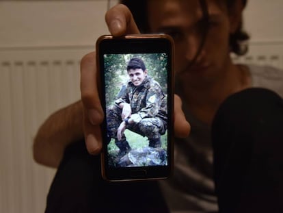Selam muestra su tristeza tras la videollamada de un amigo que sigue combatiendo en Siria.