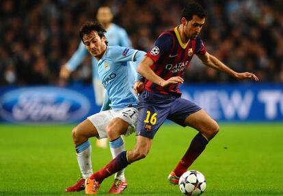 Busquets protege el bal&oacute;n frente a Silva del Manchester City. 