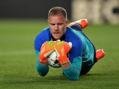 Ter Stegen atrapa un balón durante el calentamiento del último partido de Champions del Barcelona.