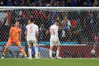 Jugadores de la selección española de fútbol tras encajar gol, durante el partido de semifinales de la Eurocopa 2020 entre Italia y España que disputan este martes en el estadio de Wembley, en Londres.