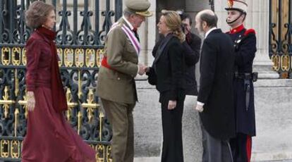 Los Reyes saludan a la ministra de Defensa y al ministro del Interior a su llegada a la recepción de la Pascua Militar en el Palacio Real.