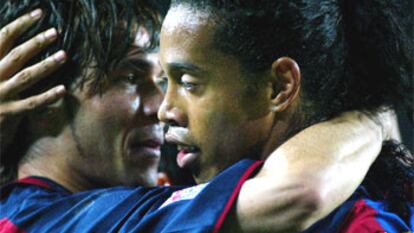 Ronaldinho se abraza a Luis García tras el gol de éste.