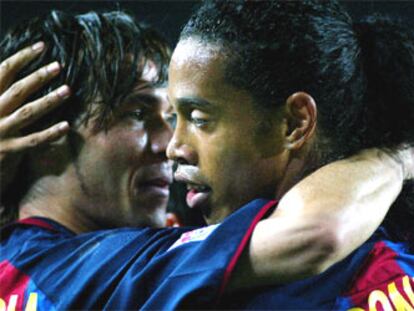 Ronaldinho se abraza a Luis García tras el gol de éste.