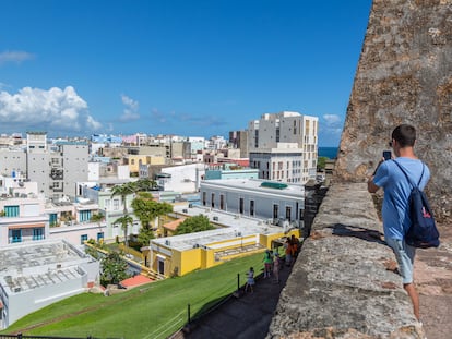 Un turista saca una fotografía de la ciudad de San Juan (Puerto Rico) desde el castillo San Cristóbal.