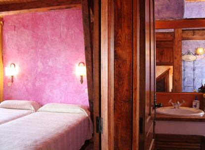 Habitación y baño de una de las cinco viviendas creadas tras la rehabilitación de una  granja: Casas Cavas, en Olmedo (Valladolid).