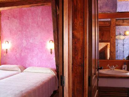 Habitación y baño de una de las cinco viviendas creadas tras la rehabilitación de una granja: Casas Cavas, en Olmedo (Valladolid).