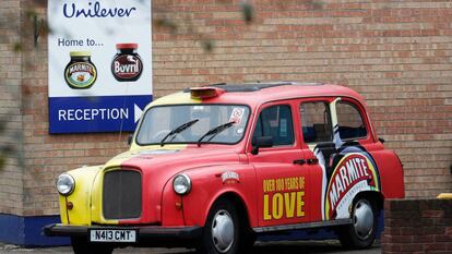 Un taxi publicitario, a la puerta de una planta de Unilever en Trent. 