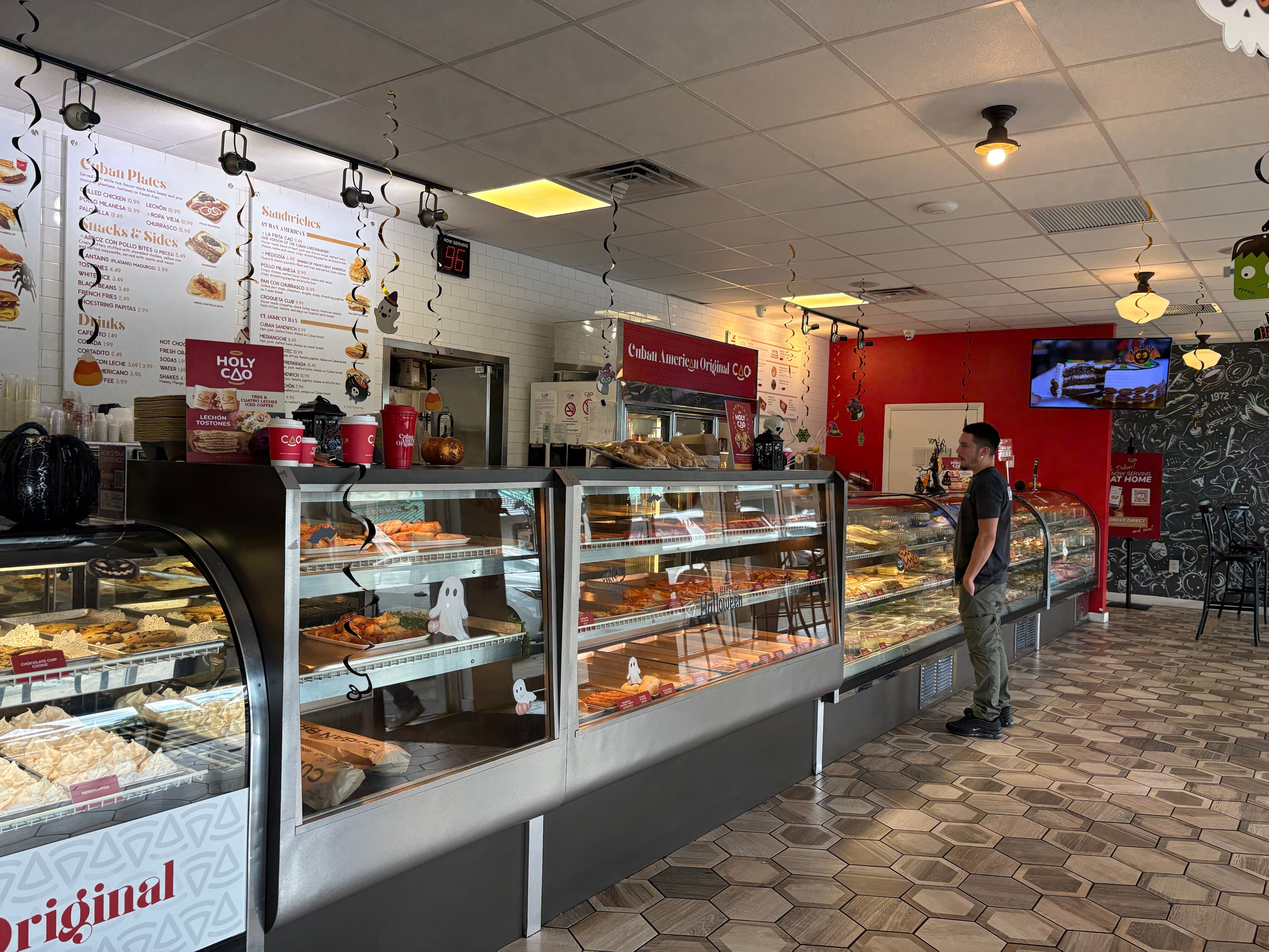 El cafecito de la discordia: una panadería cubana de Miami recibe a candidatos demócratas y desata la furia del exilio en las redes