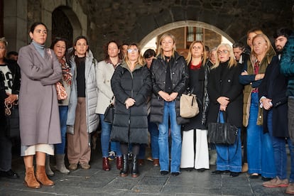 La alcaldesa de Castro Urdiales, Susana Herrán (en el centro), durante un minuto de silencio, este jueves.