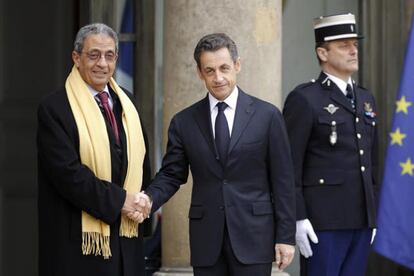 Sarkozy junto con el secretario general de la Liga &Aacute;rabe Amr Moussa