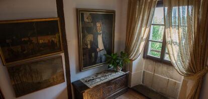 Retrato de Julio Caro Baroja, sobrino del novelista, en la casa familiar en Vera de Bidasoa.